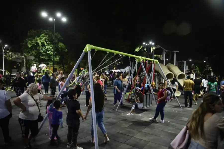 Nuevos juegos en la remodelada plaza. 