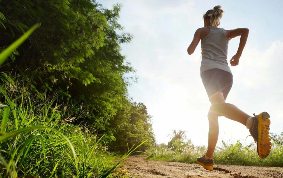 ACTIVIDAD FÍSICA. Además de salir a caminar o a correr es importante mantenerse en movimiento todo el día.