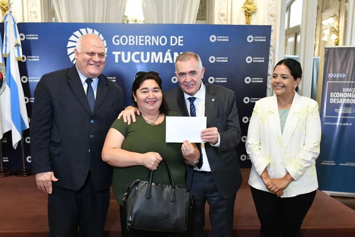 El gobierno entregó fondos para microcréditos y equipamientos a emprendedores tucumanos