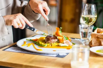 Cinco alimentos que no debemos consumir por la noche para evitar el sobrepeso