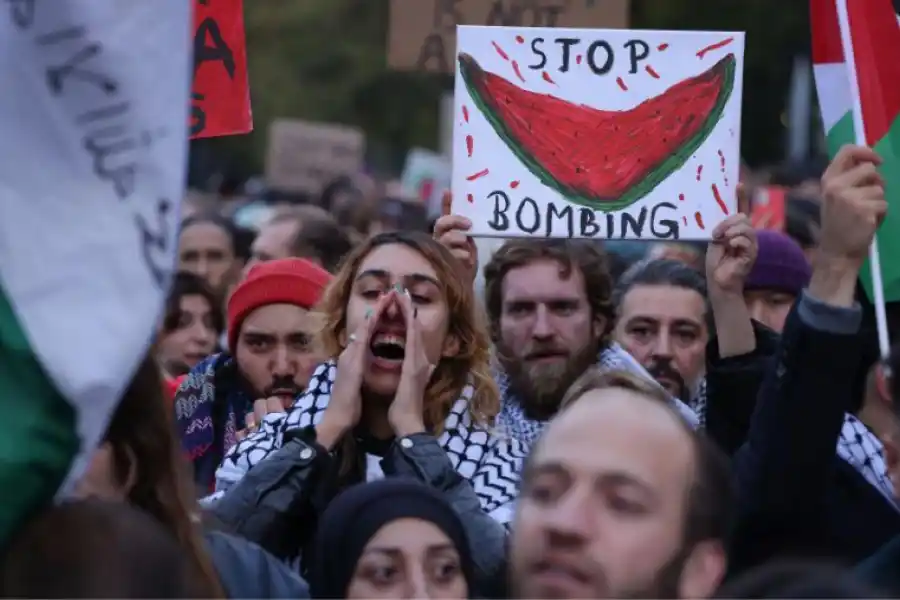 Carteles con sandías están presentes en las marchas de los palestinos 