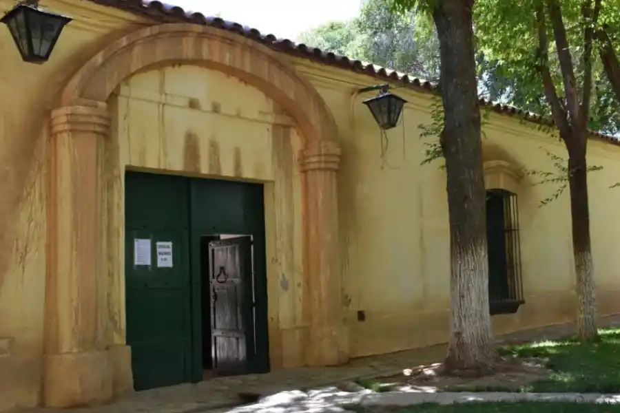 Vacaciones 2023/24: cuál es el pueblo de adobe en el NOA donde vivió un marqués y hoy habitan “las lloronas”