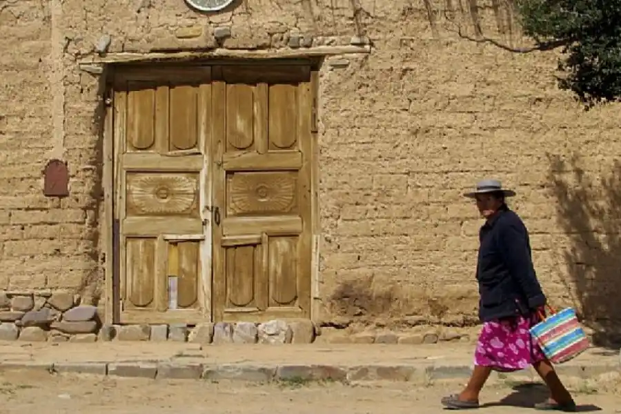 Vacaciones 2023/24: cuál es el pueblo de adobe en el NOA donde vivió un marqués y hoy habitan “las lloronas”