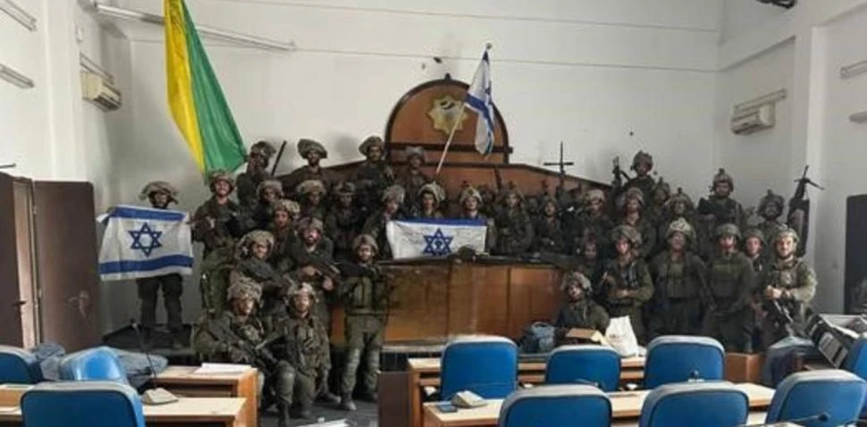 IMPACTANTE. La foto que la Brigada Golani se tomó entre los bancos de la presidencia del Parlamento en la Ciudad de Gaza, circuló como una prueba de que las tropas llegaron hasta el corazón de la capital de la Franja.