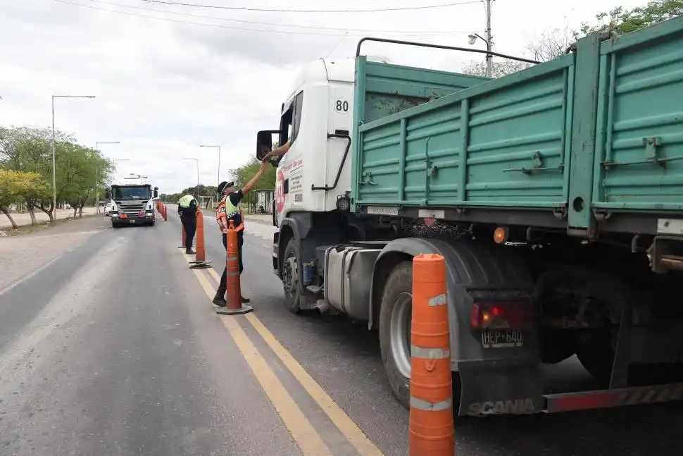 TRÁFICO. Por hora circulan 20 camiones por el puesto de control.