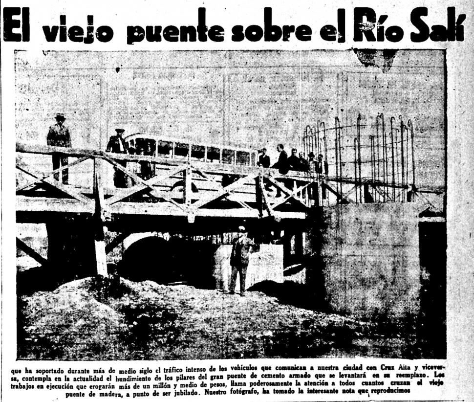 LO VIEJO Y LO NUEVO. En primer plano las columnas de hormigón del futuro puente que iba a reemplazar al de madera existente.