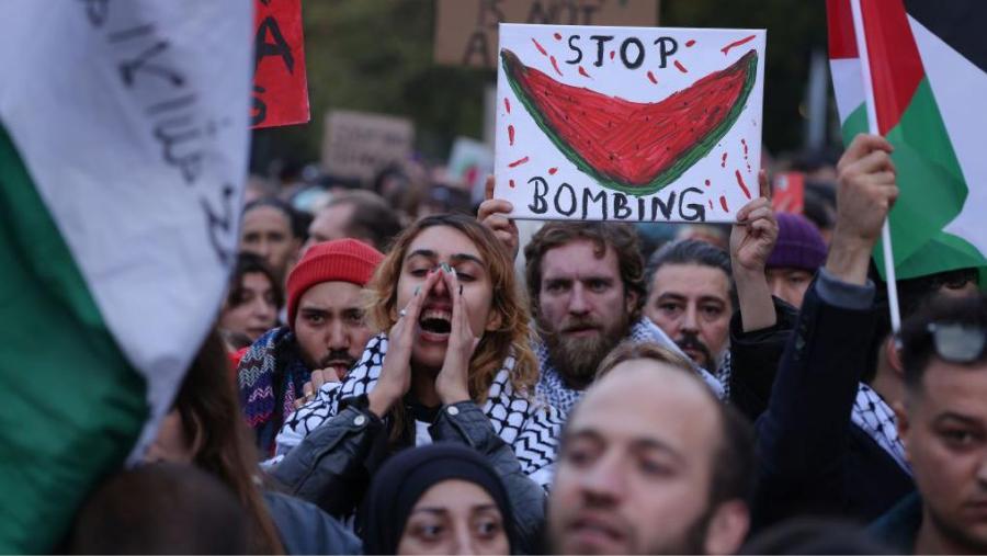 Carteles con sandías están presentes en las marchas de los palestinos 