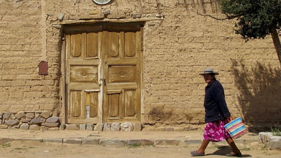 Vacaciones 2023/24: cuál es el pueblo de adobe en el NOA donde vivió un marqués y hoy habitan “las lloronas”