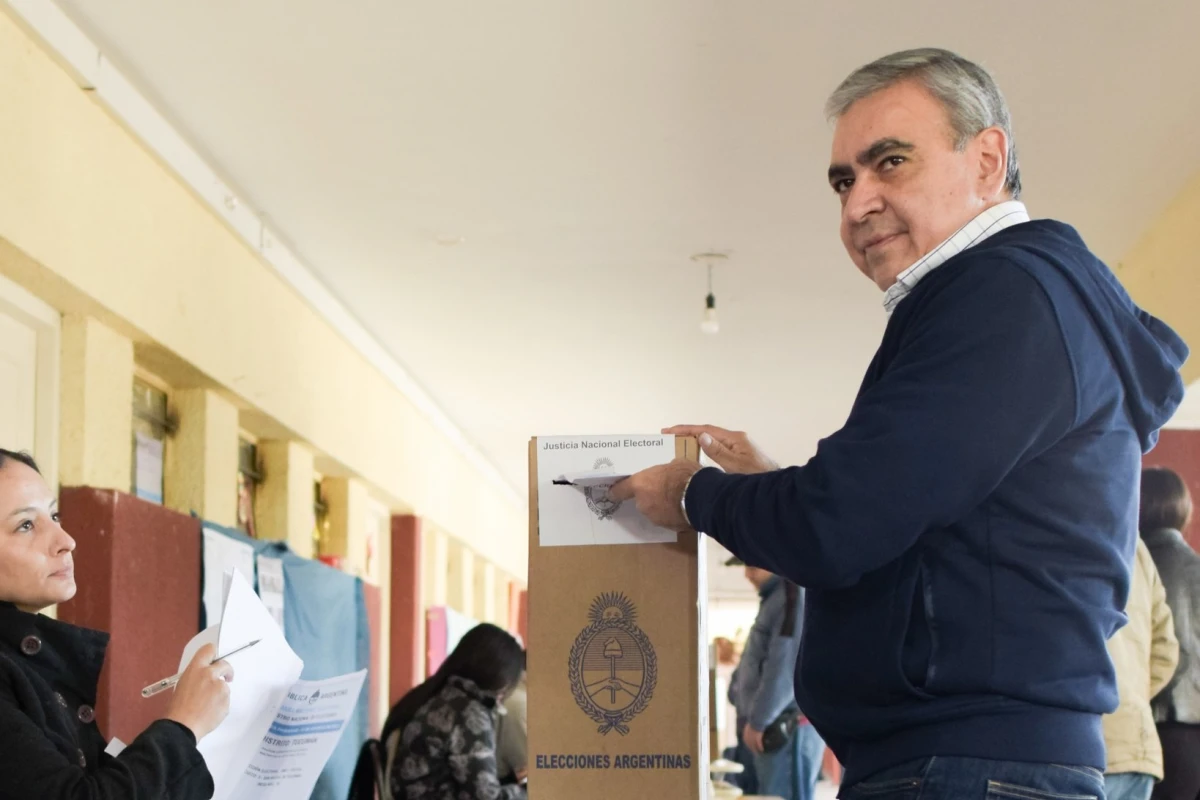 EN LAS PASO. Germán Alfaro, líder del PJS, coloca su voto en la urna el 13 de agosto. Foto de Prensa PJS