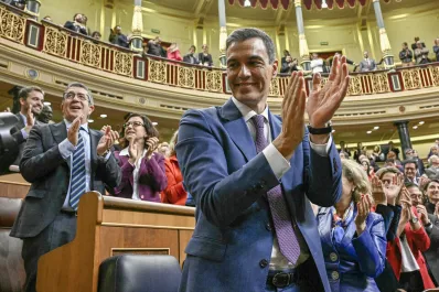 En España, Pedro Sánchez obtuvo los votos para iniciar su tercer mandato en el gobierno