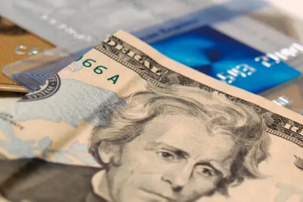 Dólar tarjeta: a cuánto subió después de aplicarse el “crawling peg”