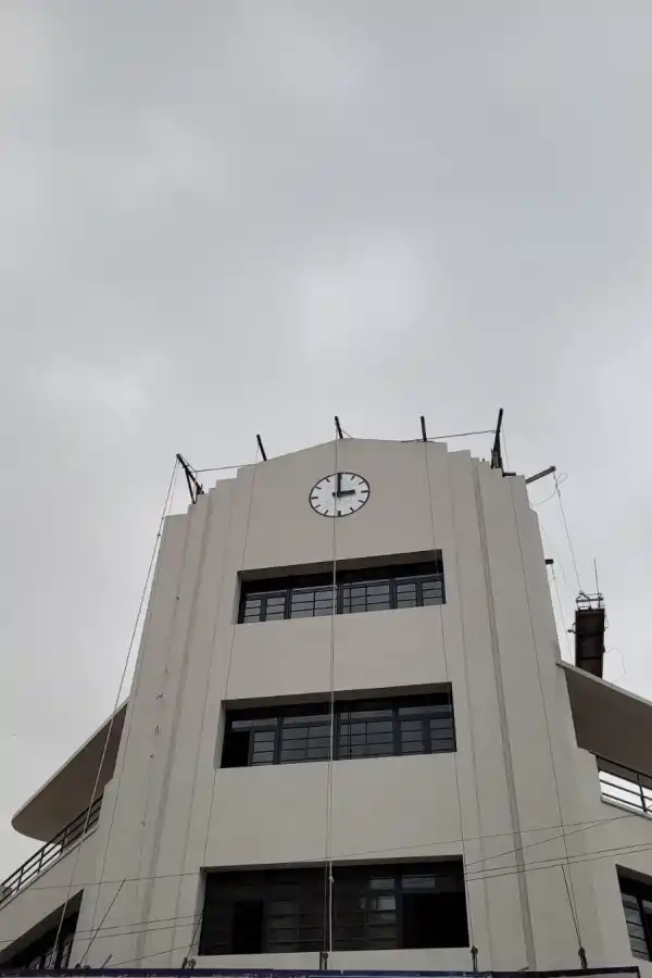 RÉPLICA. El reloj, de líneas rectas y palotes coincide con el estilo art déco. la gaceta / foto de tere pasquero