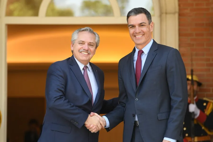 Alberto Fernández felicitó a Pedro Sánchez por su reelección como presidente de España