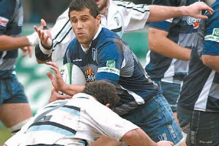 TACKLE. Sebastián Nieva va al contacto en un pasaje del partido de 2008.