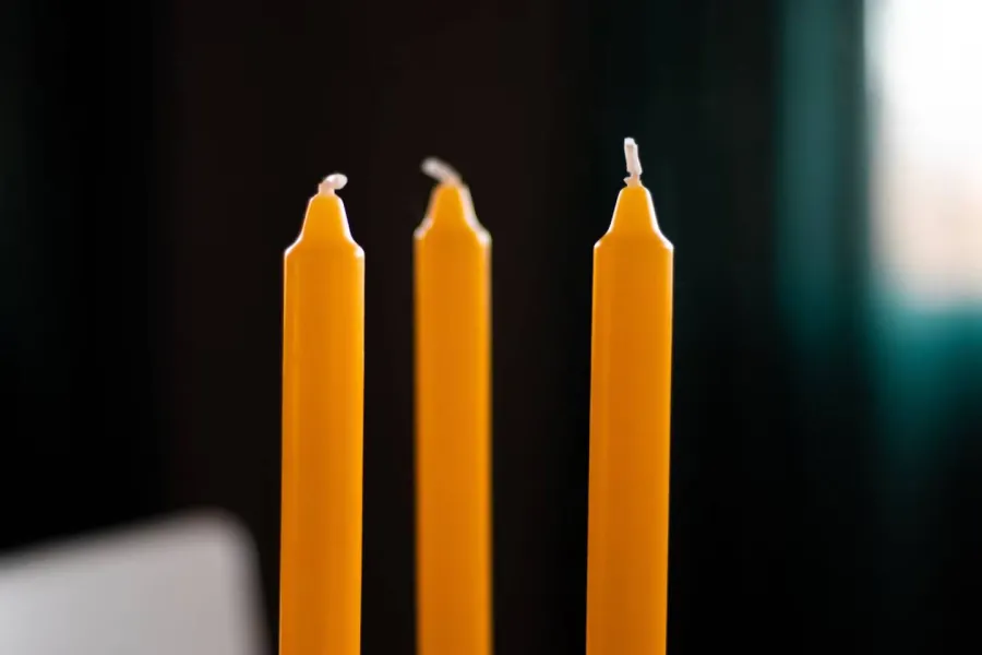 Las velas amarillas son ideales para atraer dinero, prosperidad, trabajo y bienes materiales.