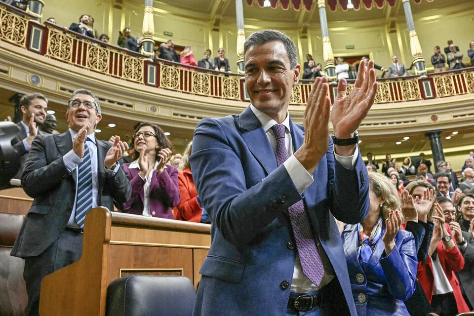 En España, Pedro Sánchez obtuvo los votos para iniciar su tercer mandato en el gobierno