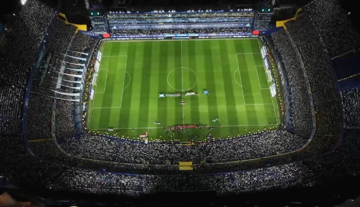 LA BOMBONERA. El marco que presentó el estadio de Boca Juniors anoche. 