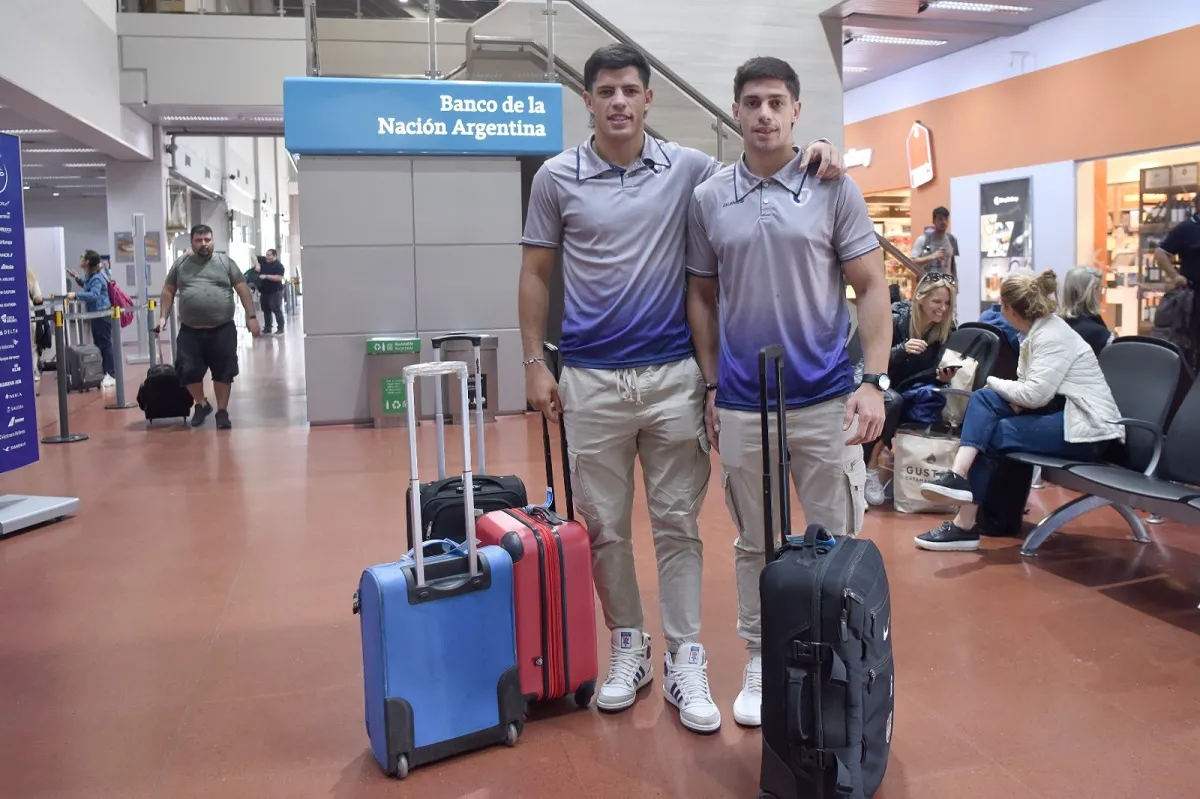 ANSIEDAD. Los hermanos Thiago y Bruno Sbrocco, los primeros en llegar al aeropuerto.