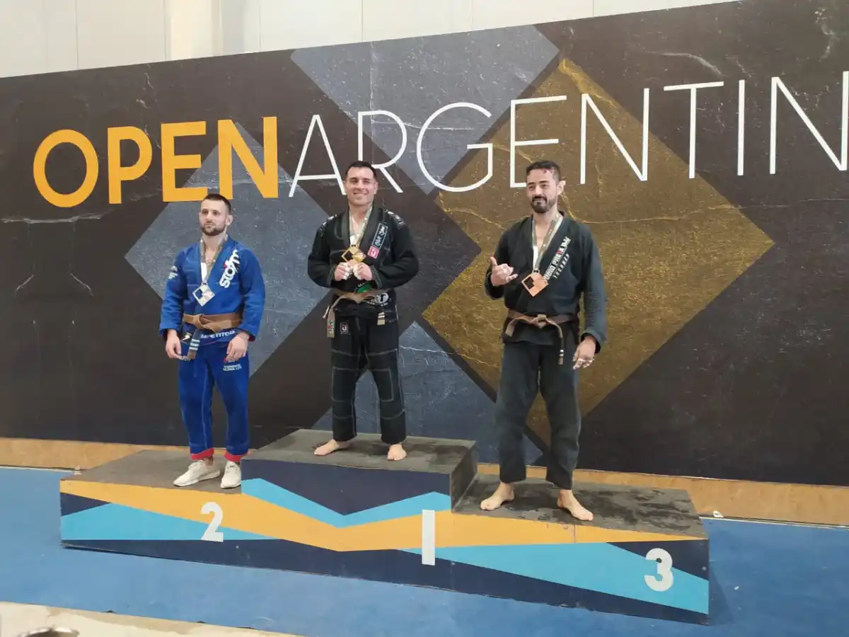 PODIO. El tucumano en Buenos Aires siendo premiado. 