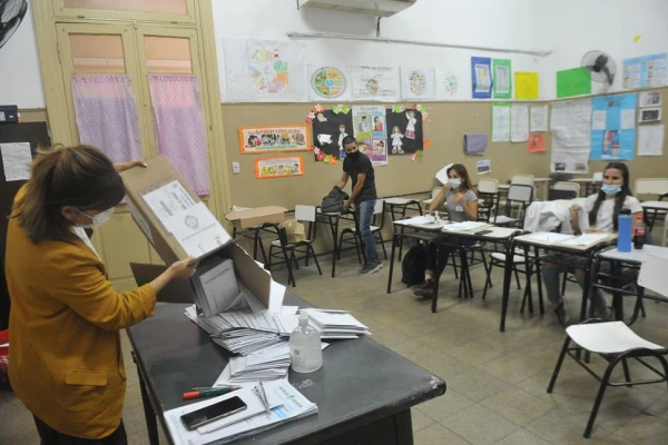 Milei va al balotaje con 4.400 fiscales para “cuidar” sus boletas