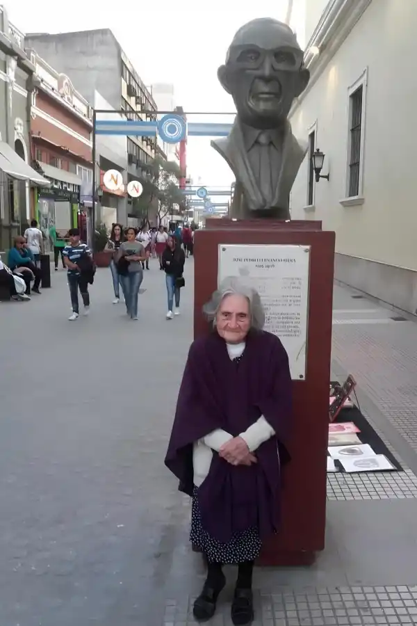 IZQUIERDA. La casa de Riera en Bella Vista, convertida en museo.ARRIBA. “Porota”, hermana de Riera -ya fallecida-, posa junto al busto emplazado en el Paseo de la Independencia.