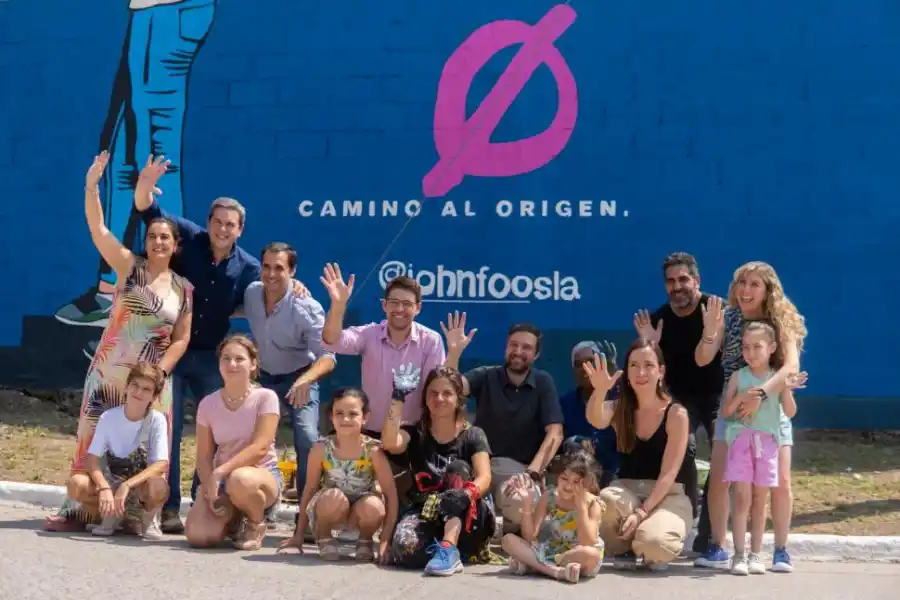 PARTICIPANTES. El mural fue pintado por niños, adultos y artistas locales.