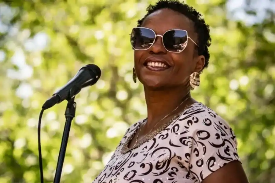 DAMARYS FIGUEROA MESTRE. Del centro de la isla de Cuba la cantante trajo el color y el calor musical que le aporta a la banda Tucubanos.