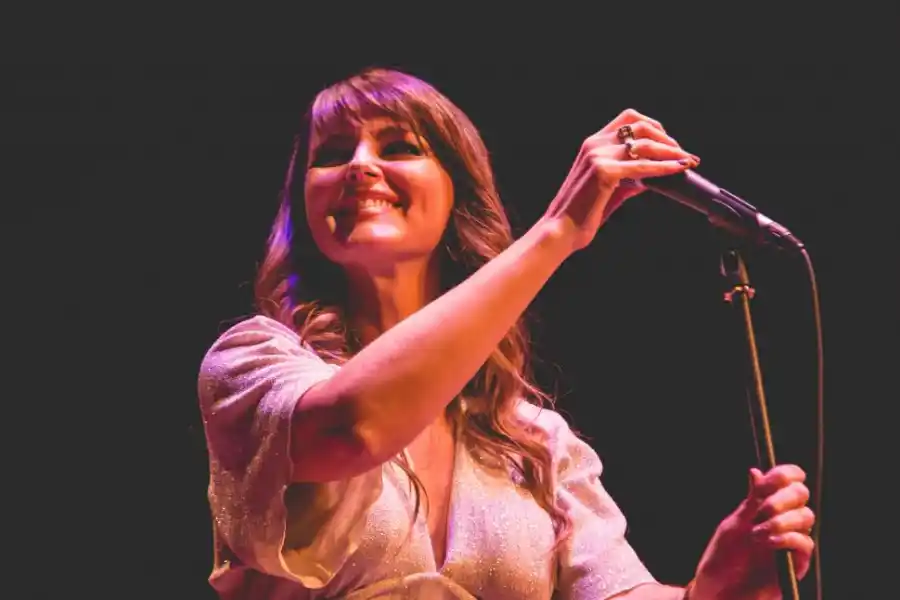 JIMENA PEÑALBA. Canciones francesas tradicionales con tono jazzero.