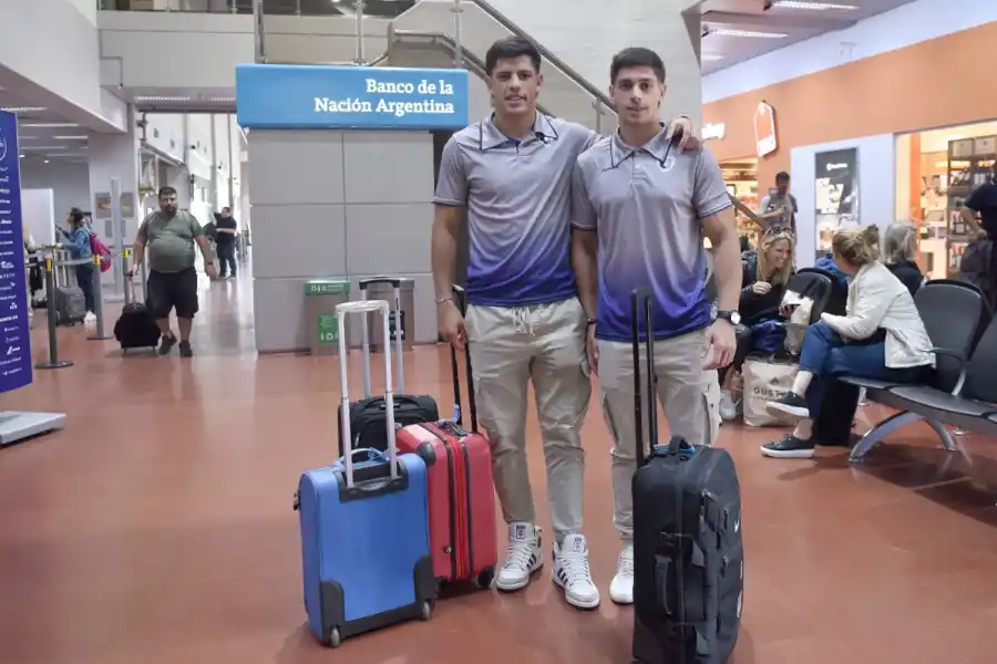 ANSIEDAD. Los hermanos Thiago y Bruno Sbrocco, los primeros en llegar al aeropuerto.