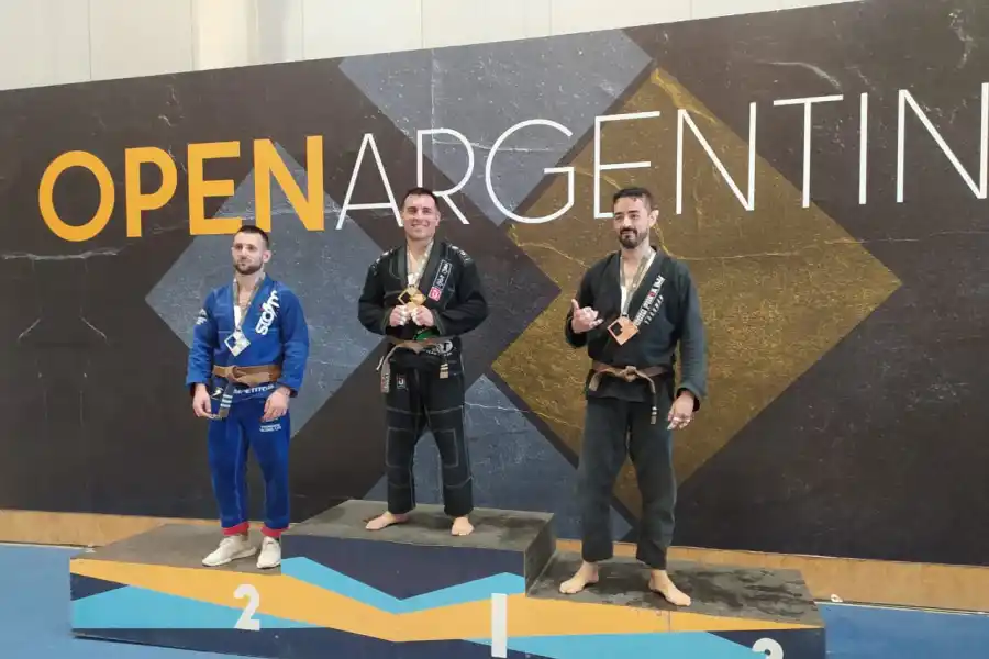 PODIO. El tucumano en Buenos Aires siendo premiado. 