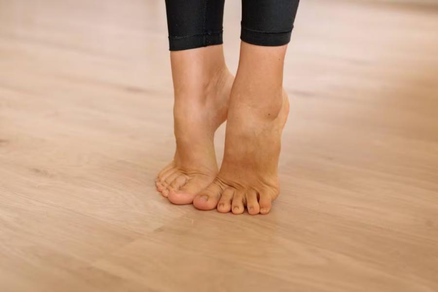El ejercicio consiste en elevar al máximo los talones, manteniendo las puntas de los pies pegadas al suelo. 