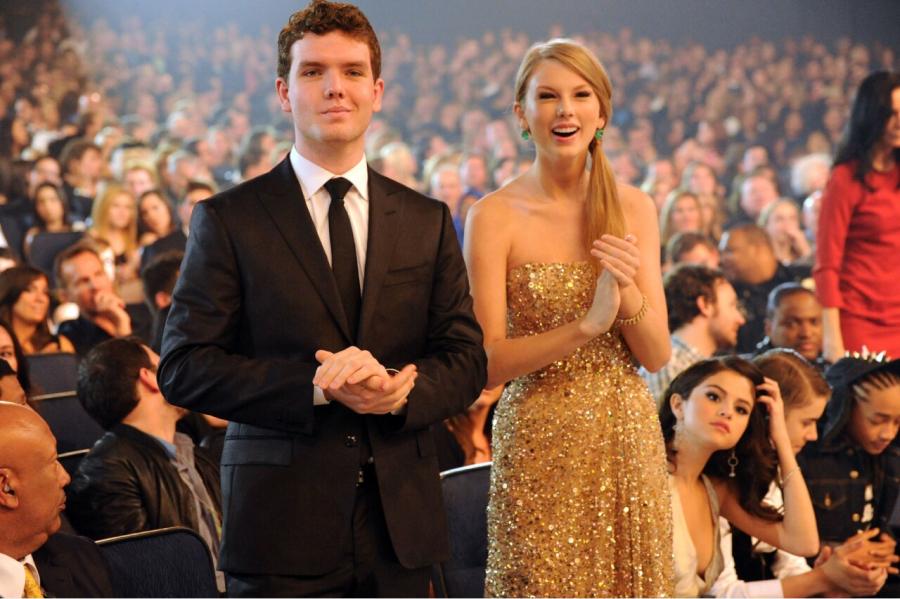 Taylor Swift junto a su hermano