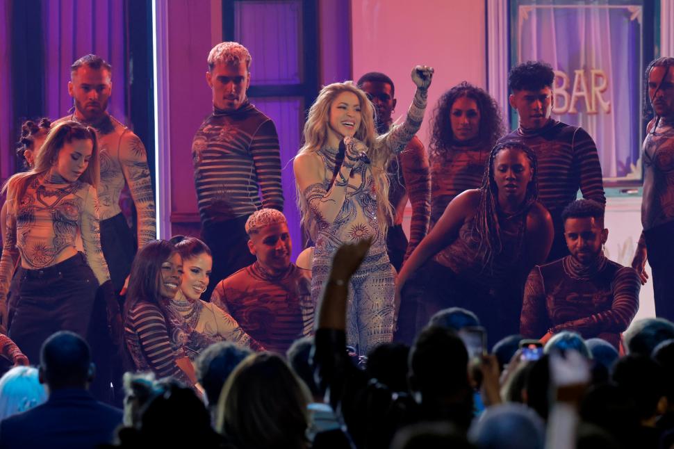 LA “LOBA”. Shakira se lució en su performance en vivo sacudiendo las caderas, enfundada en un catsuit transparente.