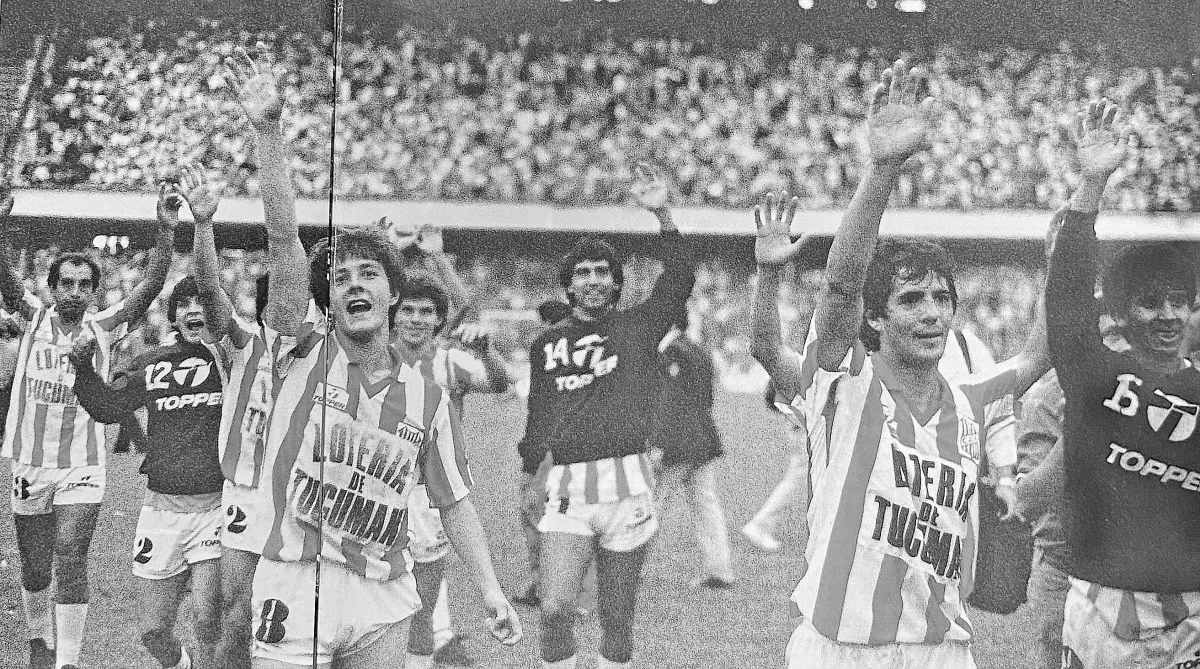 HISTÓRICO. Los jugadores del conjunto de La Ciudadela festejan la victoria conseguida en La Bombonera.