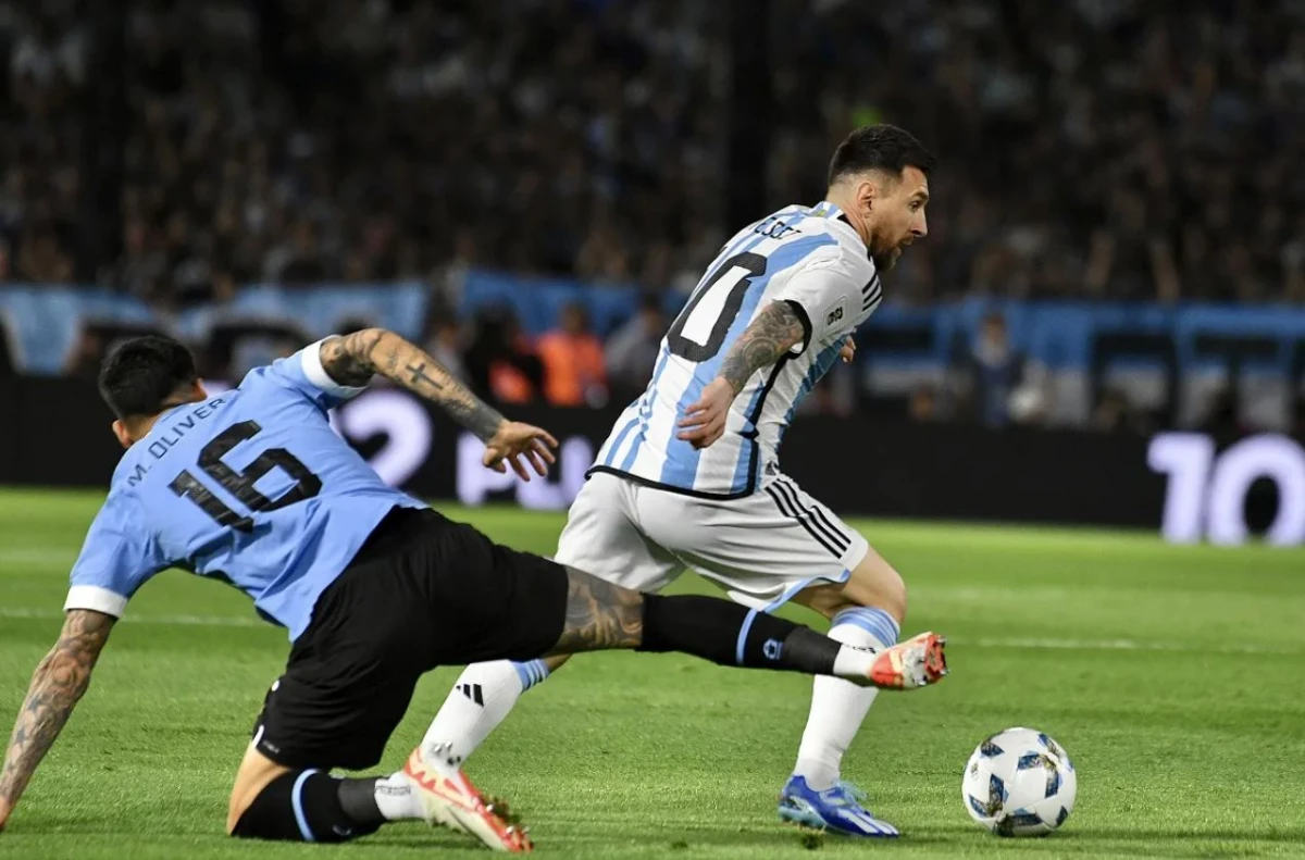 ELIMINATORIAS. Lionel Messi en el partido contra Uruguay. 
