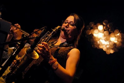 La señora del saxo define que la música no tiene ningún sexo