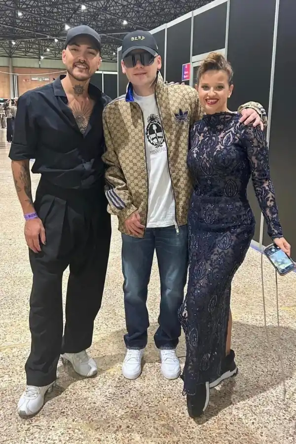 BACKSTAGE. La bailarina de tango Agostina Tarchini junto a Bizarrap y a su pareja de baile entre las bambalinas de la ceremonia.