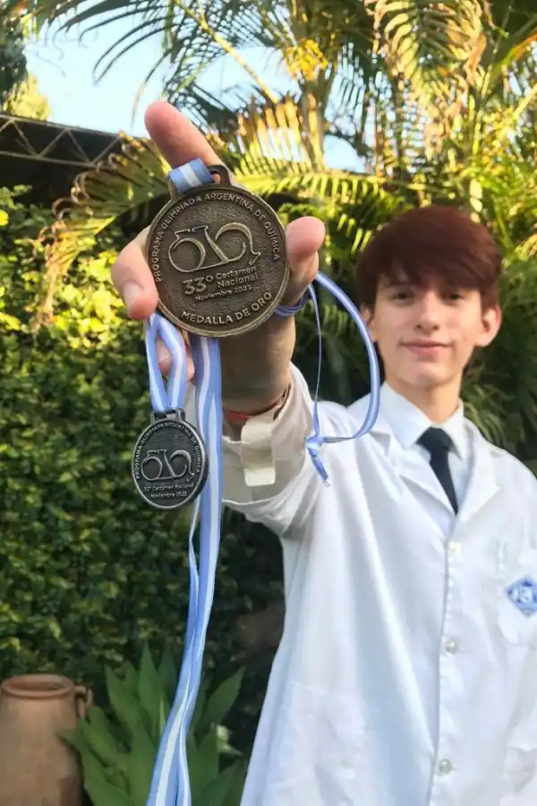 MEDALLA DE ORO. Pablo Ledesma muestra orgulloso su galardón.