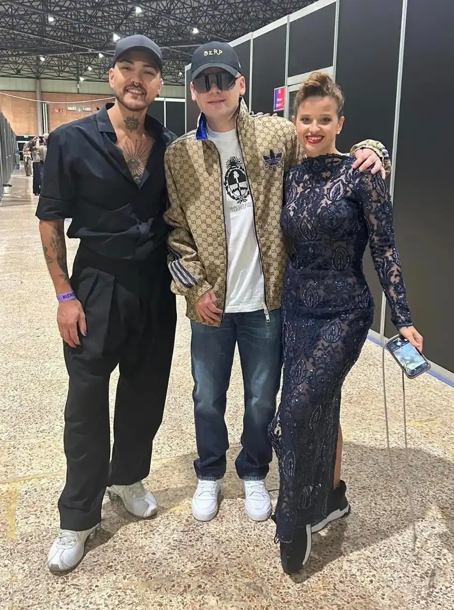 BACKSTAGE. La bailarina de tango Agostina Tarchini junto a Bizarrap y a su pareja de baile entre las bambalinas de la ceremonia.