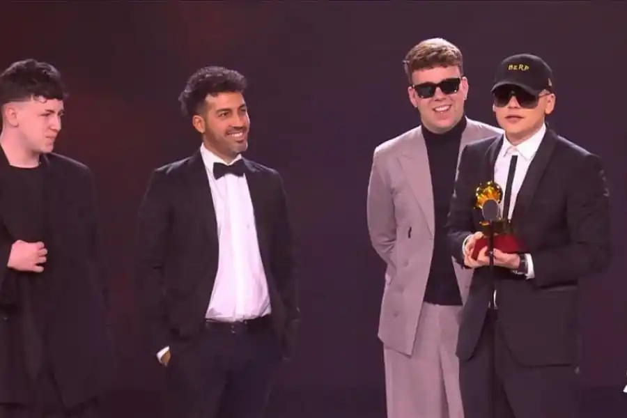 GANADORES. De corbata moñito, Santi Alvarado, junto a Bizarrap.