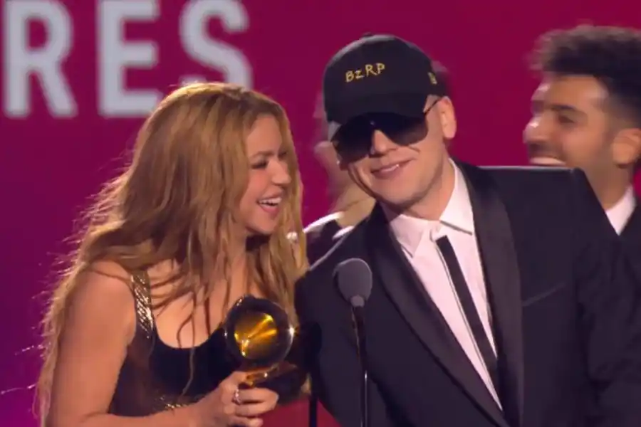 SOCIOS EXITOSOS. Shakira y Bizarrap, compartiendo gramófono.