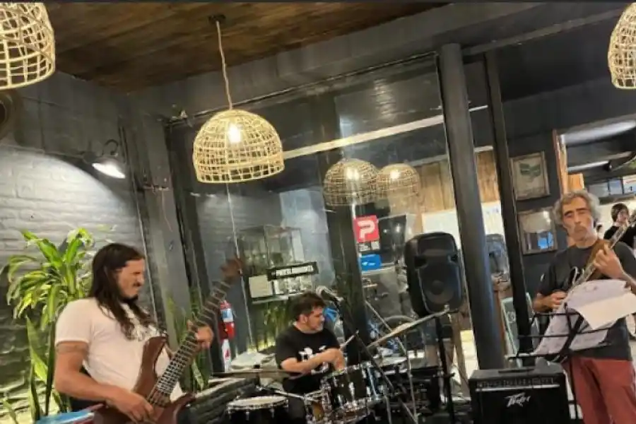 KOOL JAZZ TRÍO. Lo integran Gabriel Isa, José Lazzara y Humberto Salazar.