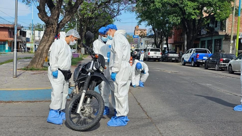 PERICIA. Los investigadores del ECIF junto a la motocicleta de la víctima.