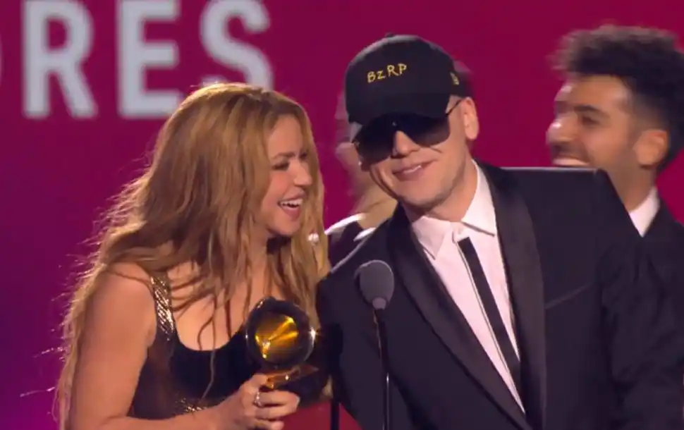 SOCIOS EXITOSOS. Shakira y Bizarrap, compartiendo gramófono.