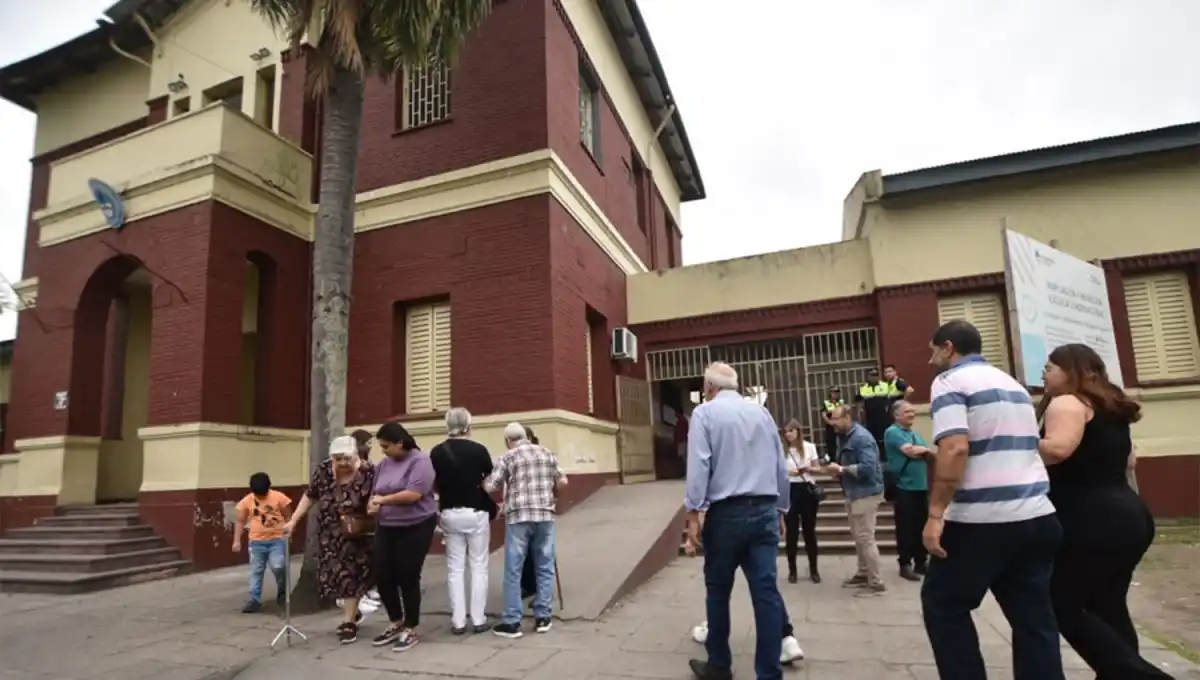 MAL ESTADO. Algunos votantes se quejaron por el estado de los baños de la escuela Uladislao Frías. 