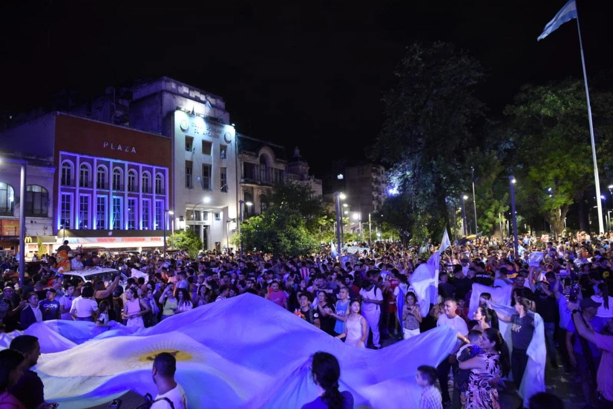 Festejos en Tucumán tras el triunfo de Javier Milei. LA GACETA / FOTOS JUAN PABLO SÁNCHEZ NOLI