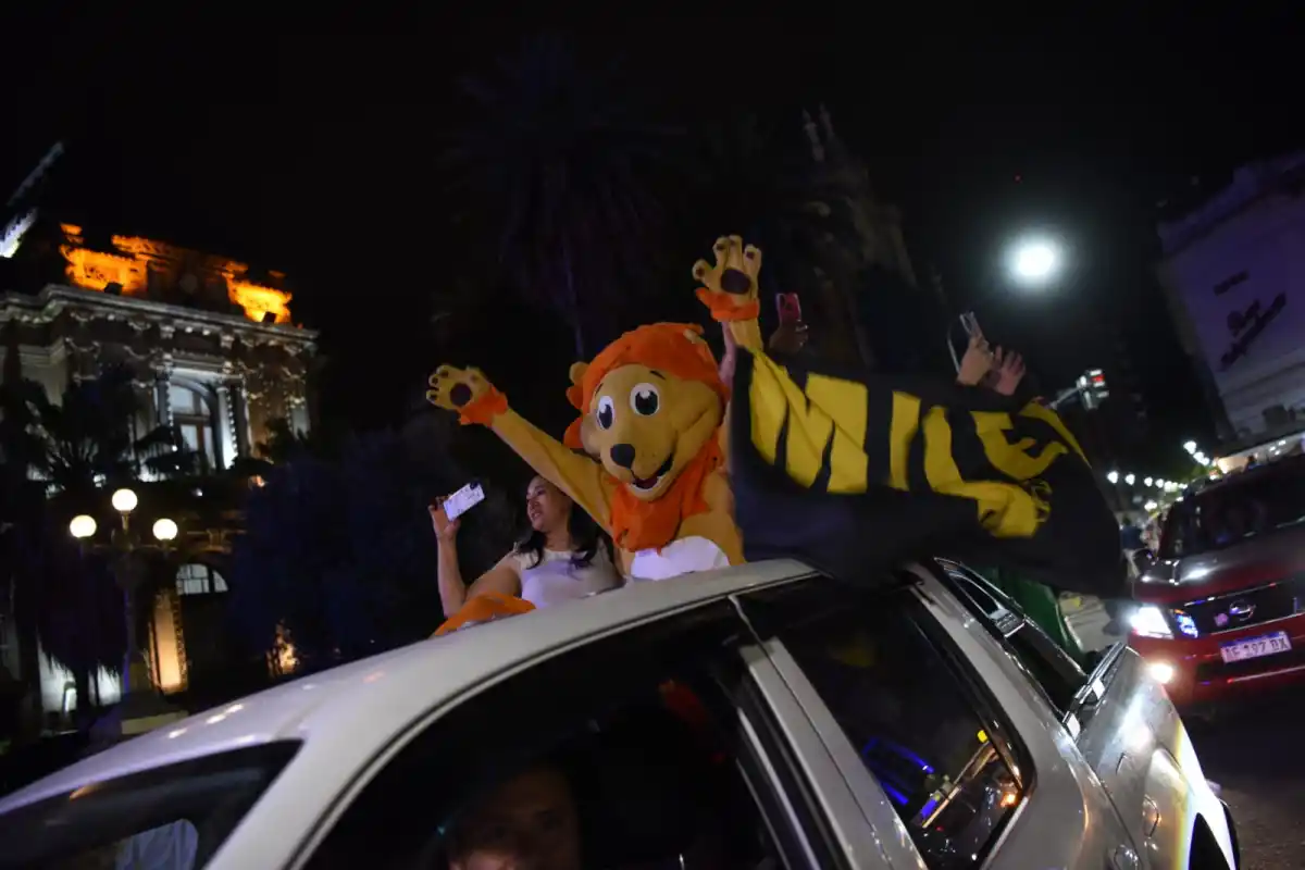 Tucumanos celebraron en la plaza Independencia el triunfo de Javier Milei
