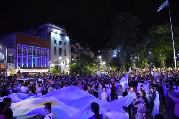 Tucumanos celebraron en la plaza Independencia el triunfo de Javier Milei