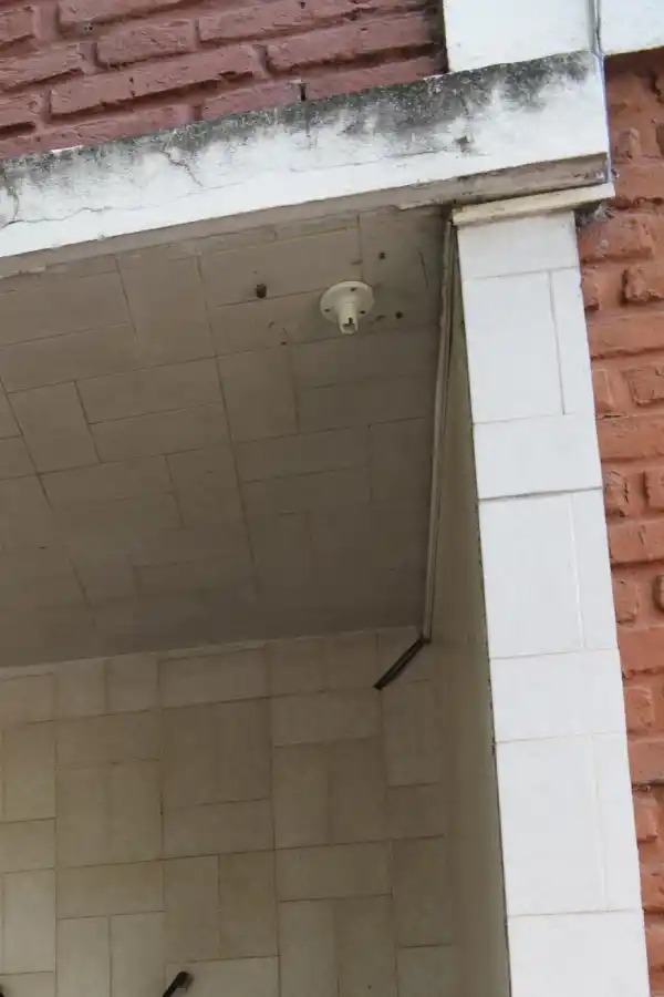 RESTOS. Para sacar las cámaras, los ladrones rompieron sus soportes.