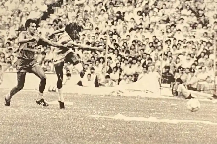 PARA CERRAR EL PRIMER TIEMPO. Dante Unali ya sacó el remate para poner al “santo” 2 a 0 sobre Boca.